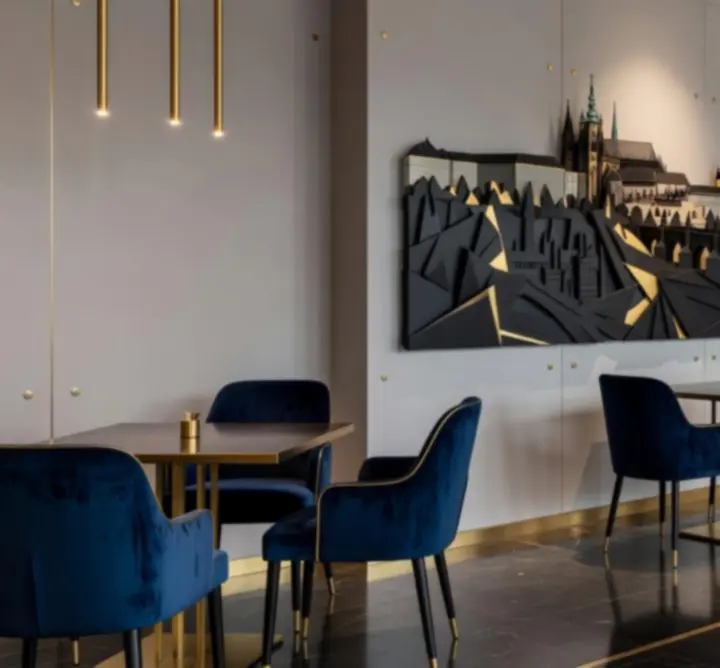 Detail designového interiéru Prago Scene s elegantním osvětlením a luxusními materiály